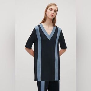 COS | Navy/Light Blue Colorblock V‑neck Short‑sleeve Knit Top XS